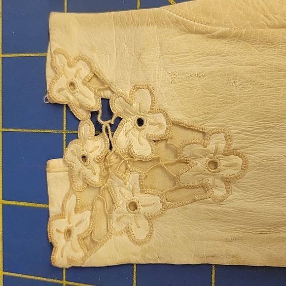 Vintage Cream Soft Lesther Gloves with Floral Detail 1940s Era - Picture 2 of 3